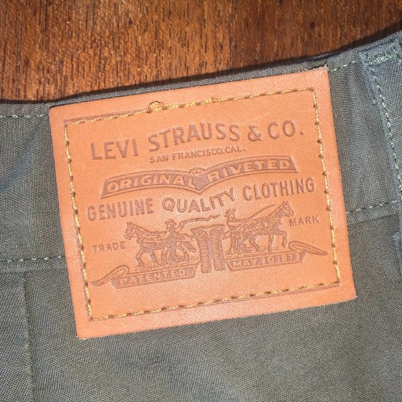 Levi's Women's Pleated HIgh Loose Pant - Picture 3 of 5